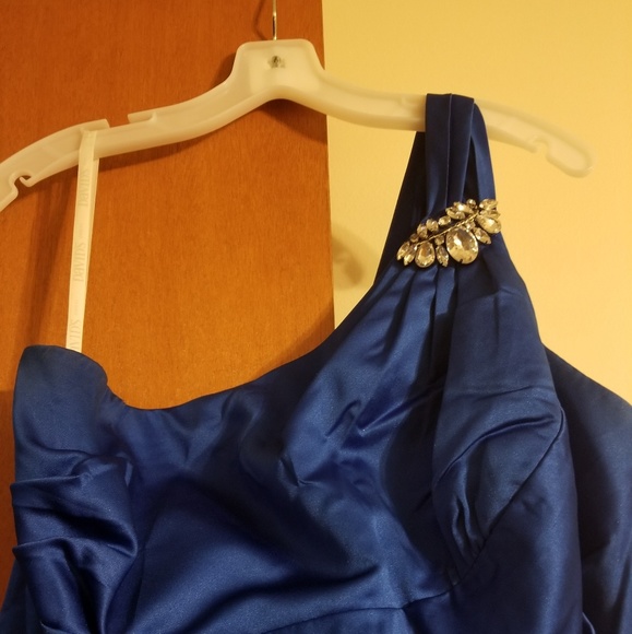 Bridal dress can be used for prom or any event - Picture 3 of 3